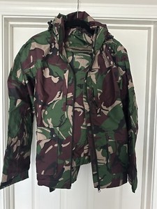 New Woodland Jungle Waterproof,rain  suit w/Hood  .New .Size MR