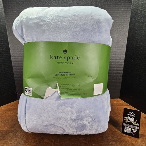 New KATE SPADE Queen Size 98" x 92" Light Blue with Badge Logo Plush Blanket - Imagen 5 de 5