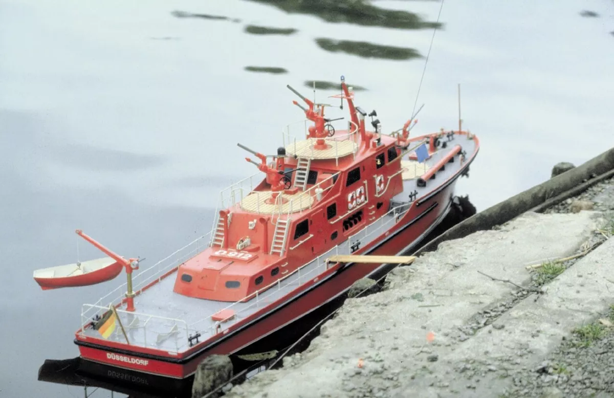Dusseldorf Fire Fighting Boat with Fittings 1 25 Scale Krick Robbe RC Model Ki