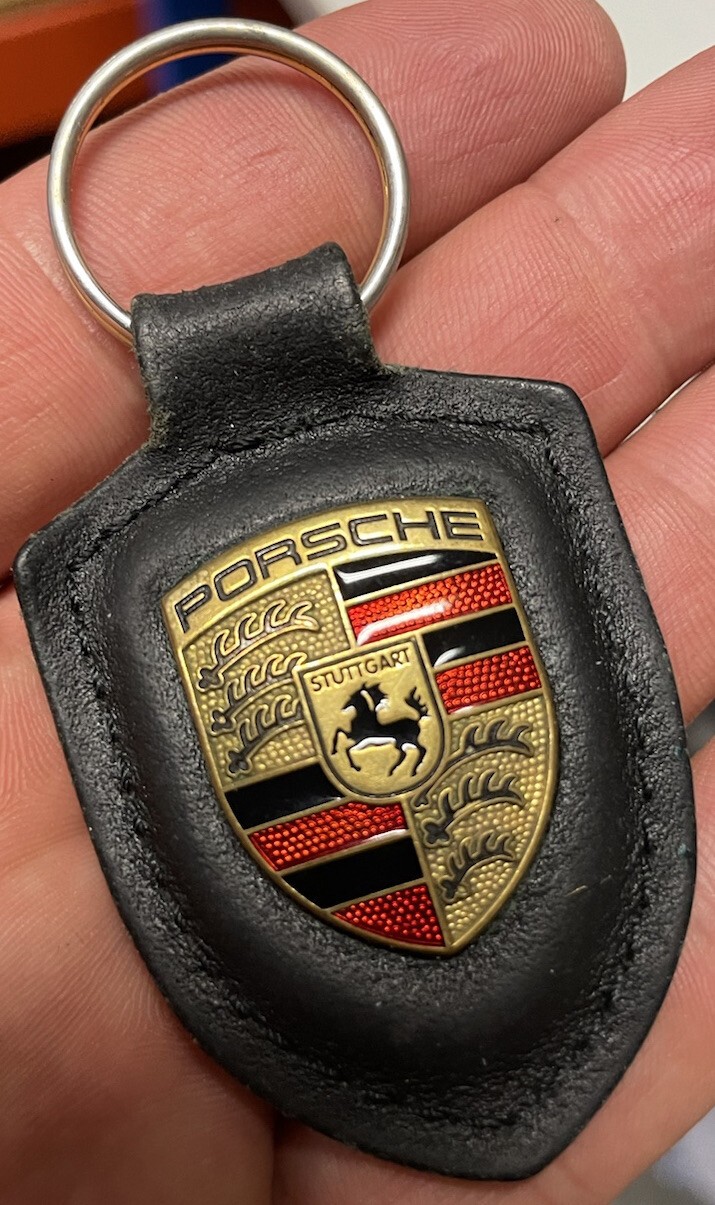 Porte-clés Porsche en cuir et bronze émaillé pour protéger vos clés de voiture
