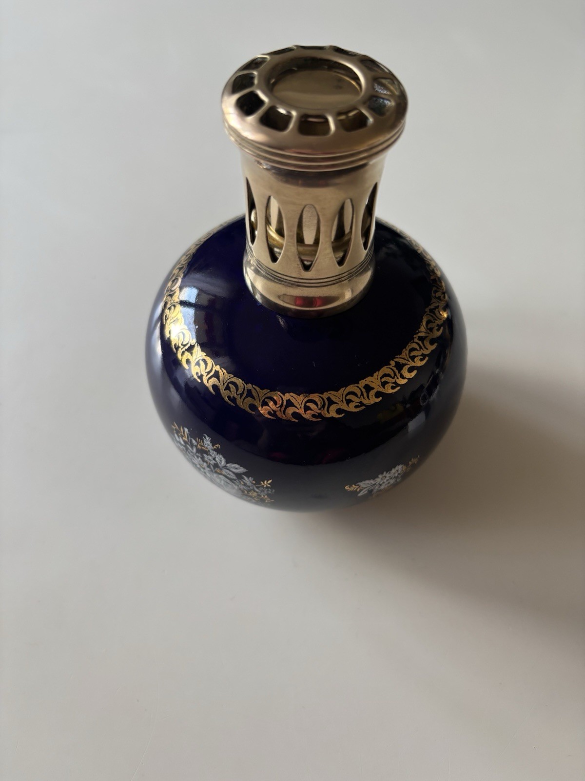 Lampe Berger ancienne Revol FN-8 en véritable porcelaine Bleu de Sèvres peinte à la main