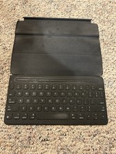 Apple iPad  Smart keyboard 7th gen Model A182...
