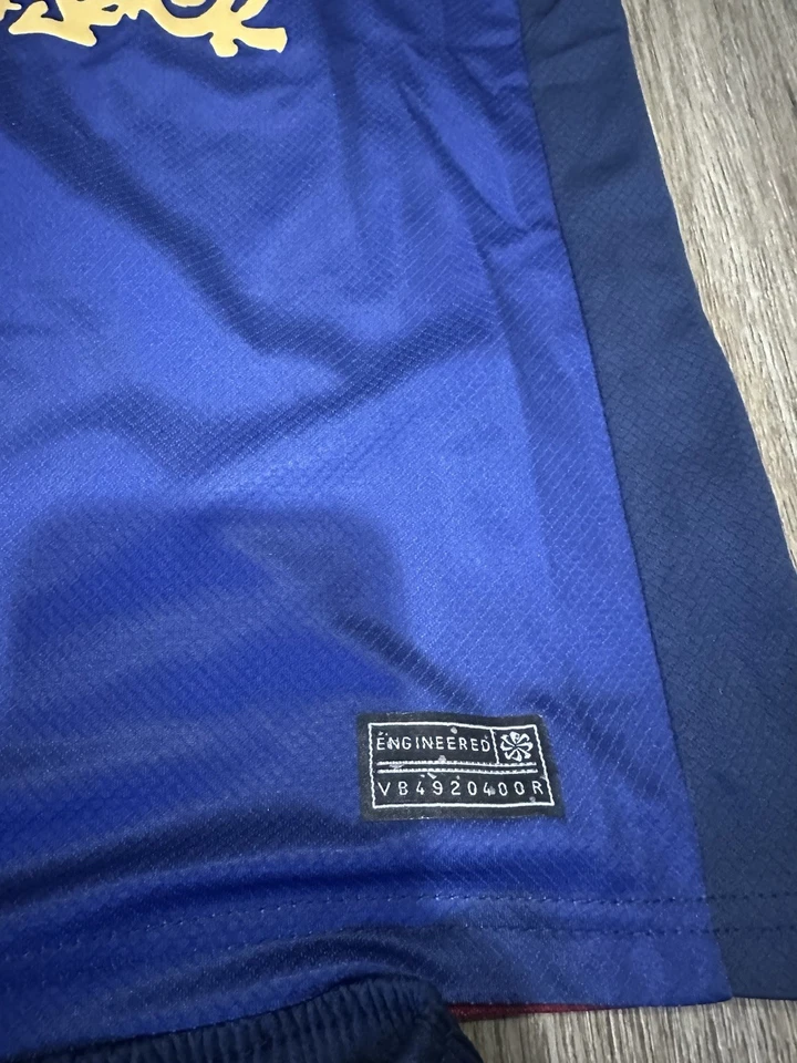 巴塞罗那足球球衣 Travis Scott M 码儿童 8-9 岁全新 — 第 3/4 张图片