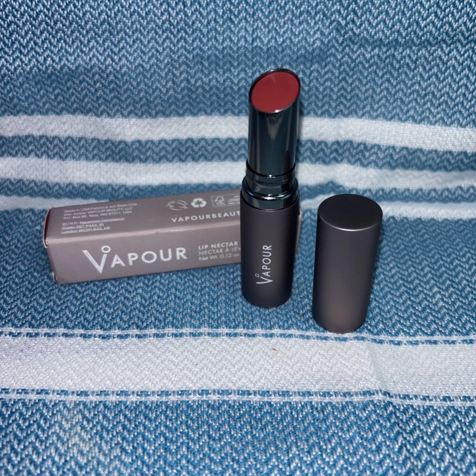 VAPOUR Beauty - Lápiz labial nutritivo y ligero tono néctar labial pista Foto 2 de 4