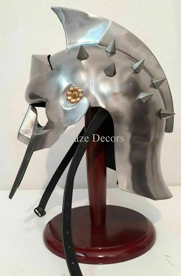 Casco de película de gladiador arena romana caballero máximo armadura casco sobre soporte de madera Foto 2 de 4