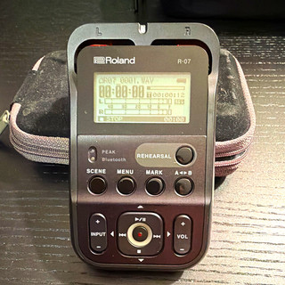 Roland R 07 Portable Digital Recorder Bluetooth Built In Mics w/ Case