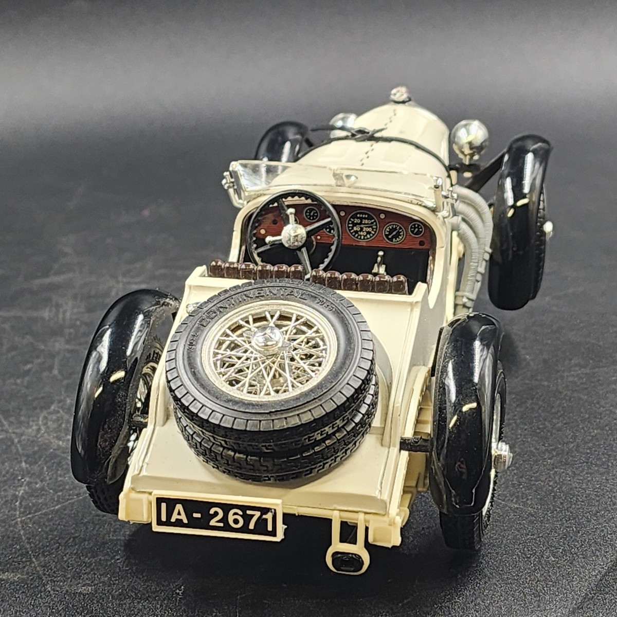 Bburago 1931 Mercedes Benz SSKL 1:18 Diecast Model Car Cream with