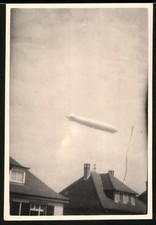 Fotografie Zeppelin - Luftschiff &uuml;ber Wohnh&auml;usern