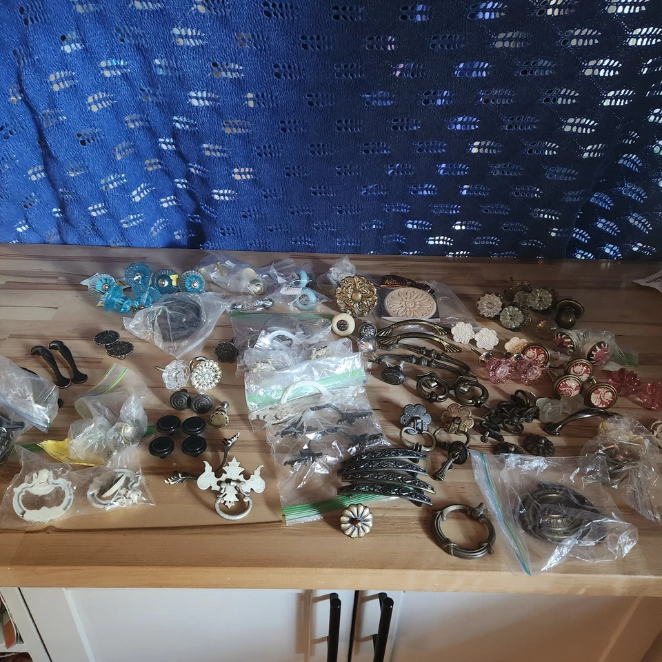 Lote de 100 + Manijas de Gabinete Herrajes Tiradores Perillas Mezcladas Algunas Viejas Algunas Nuevas Foto 2 de 4