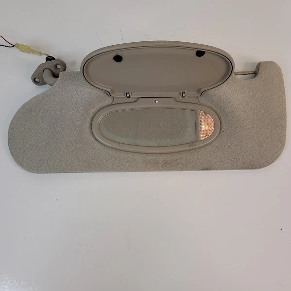 Солнцезащитный козырек со стороны водителя для Chrysler Sebring 2001-2005 годов выпуска с подсветкой зеркала серая ткань изготовитель оборудования - Изображение 2 из 4