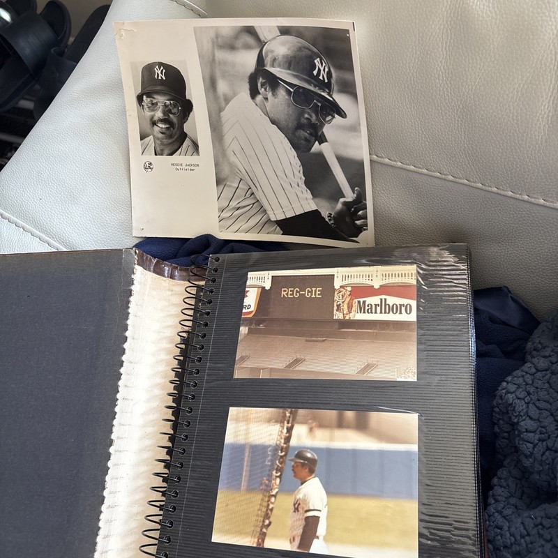 NY YANKEES 1977 PHOTO ALBUM REGGIE JACKSON 44 SPRING TRAINING RARE AUTOGRAPH NR!