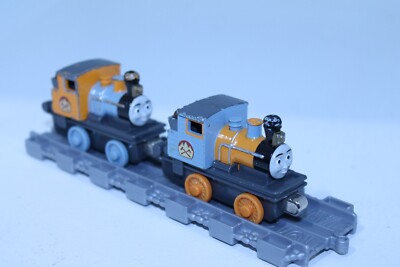 Thomas the Train & Friends Bash & Dash Diecast Metal  Engine Take N Play Along 