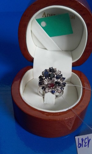 Anello in oro bianco con brillanti ct 0,15, zaffiri naturali e rubino trattato - Foto 11 di 12
