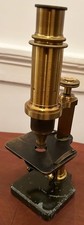Microscope ancien en laiton dans sa boite en acajou, vers 1900