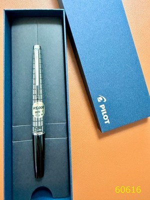 ''NOS Rare'' PILOT Fountain Pen Elite Black checks F-nib 18k-750 Vintage from 1976