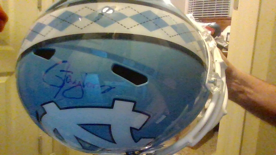 Casco réplica firmado por Lawrence Taylor LT autografiado UNC Carolina del Norte con foto Foto 2 de 4