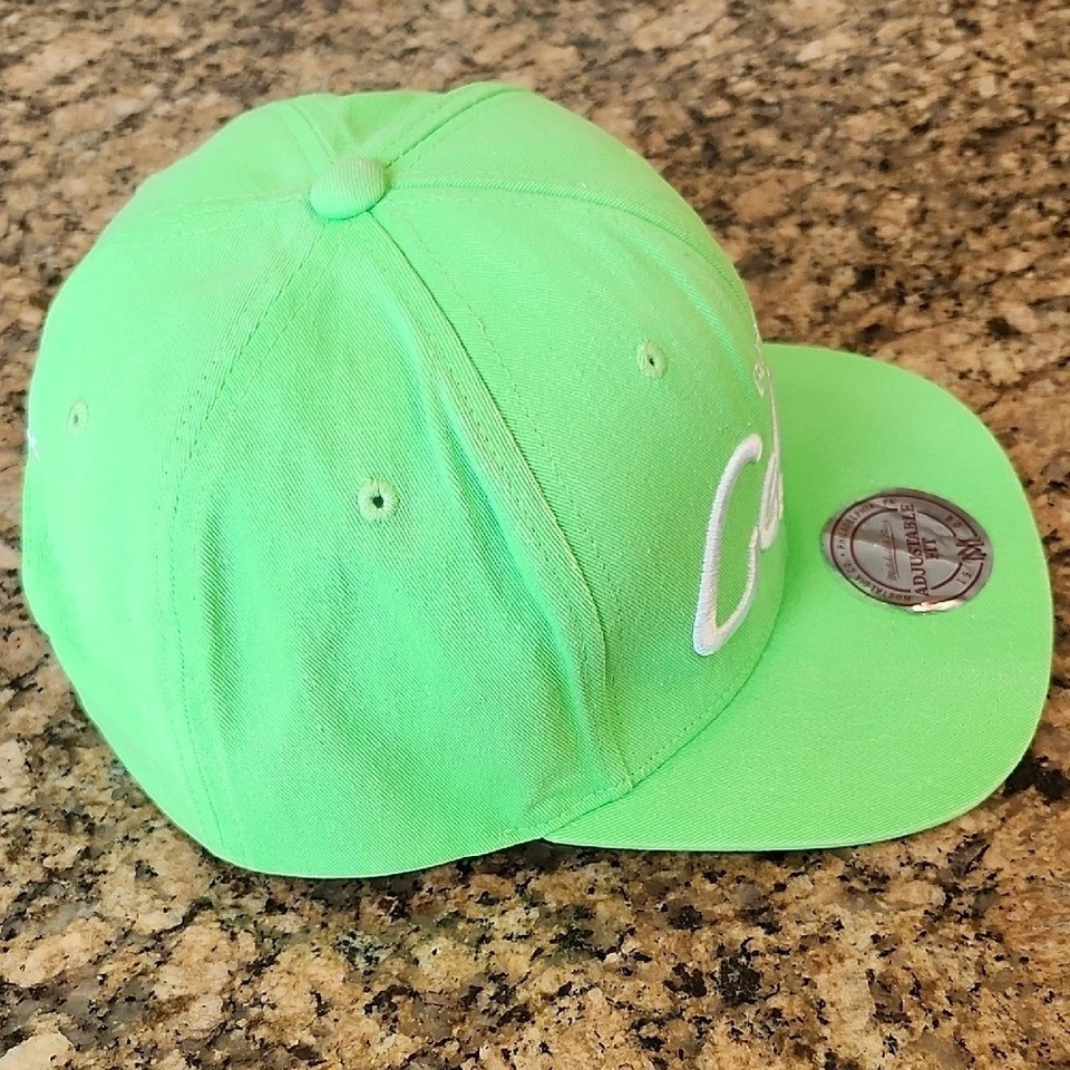 Sombrero verde neón Mitchell & Ness de los Celtics Foto 3 de 4