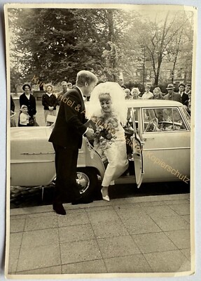 orig. Foto AK Hochzeit Paar um 1960 Berlin Auto