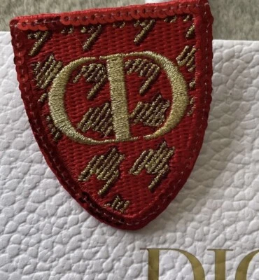 Broche badge** DIOR **ONCE UPON A TIME Neuve - Photo 1/4