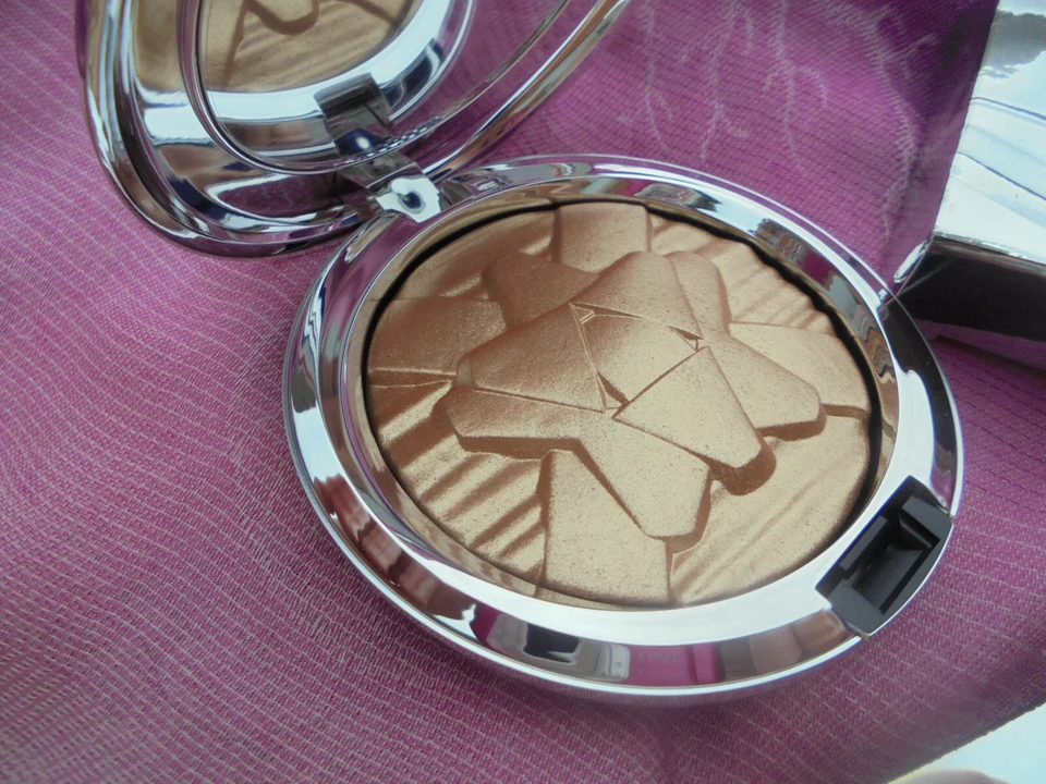 Mac Extra Dimension Hautfinish Poudre Lumiere Highlighter Oh Darling #earthday - Bild 2 von 3