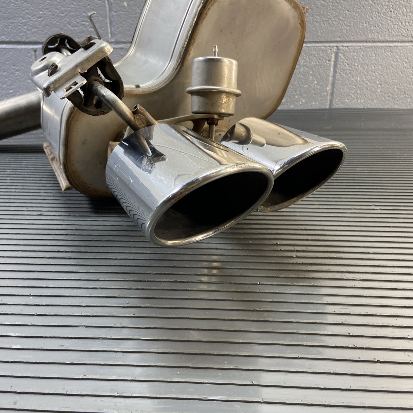 2014-2019 Maserati Ghibli 3.0L Rear Right Exhaust Muffler OEM System