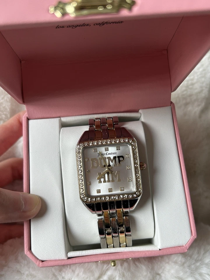 Juicy Couture 标志性 Dump Him 水钻镶嵌双色表带石英手表 32 毫米 — 第 3/4 张图片