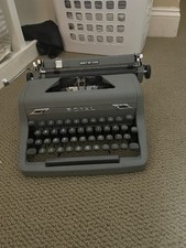 Royal Quiet de Luxe Typewriter With Carrying Case thumbnail