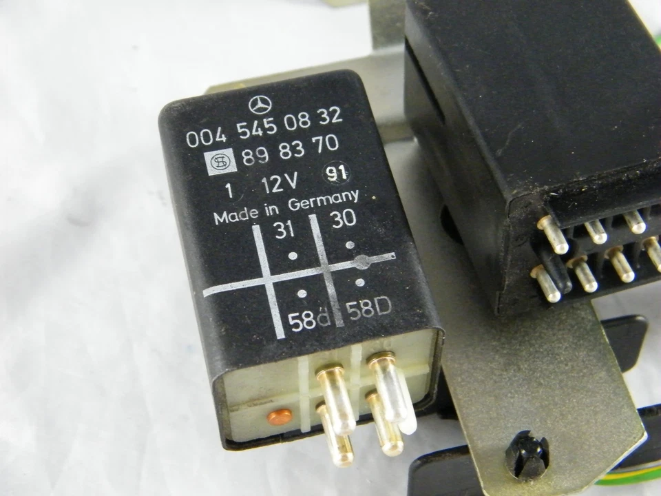1991 MERCEDES BENZ 300E OEM SEATBELT WARNING & LIGHT CONTROL RELAYS + DASH TERMI - Image 2 of 4