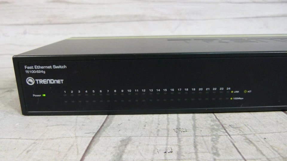 TrendNet TE100-S24g 24-Port 10/100 Mbps GREENnet Switch - Image 2 of 4
