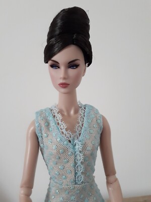 Poupée Integrity Toys Lilith Fashion Royalty - Édition Lilith Editorial Edge NuFace Convention Barbie Cynthia Rowley