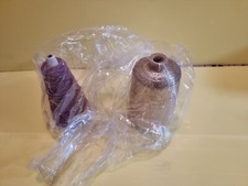 Matasse e rocchetti di lana per maglieria e cucito