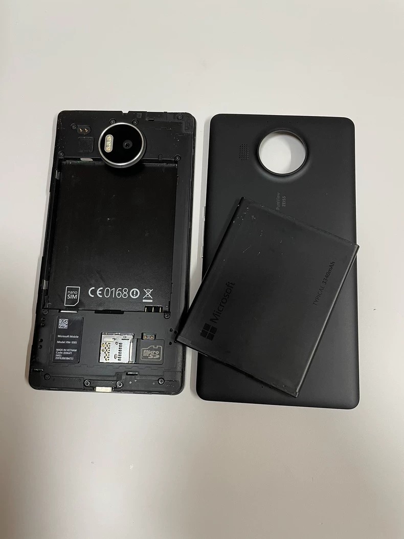 Microsoft Lumia 950 XL 本体 ケース付き Microsoft Lumia 950 XL 本体 ケース付き Microsoft Lumia 950 XL 本体