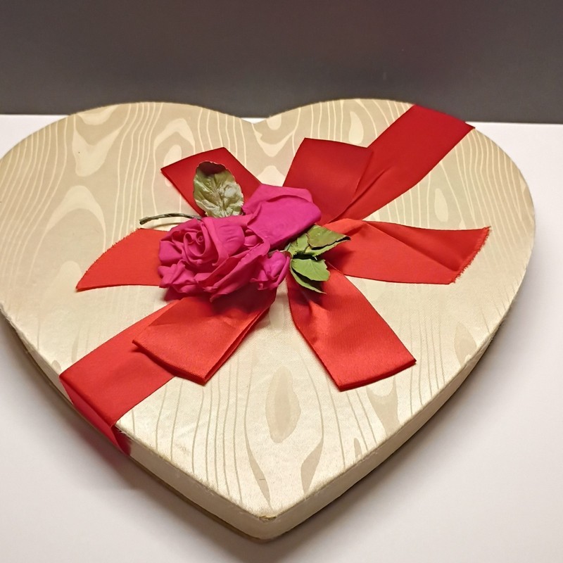 Barricini New York N.Y. Vintage Heart-Shaped Candy Box Beige Red Ribbon