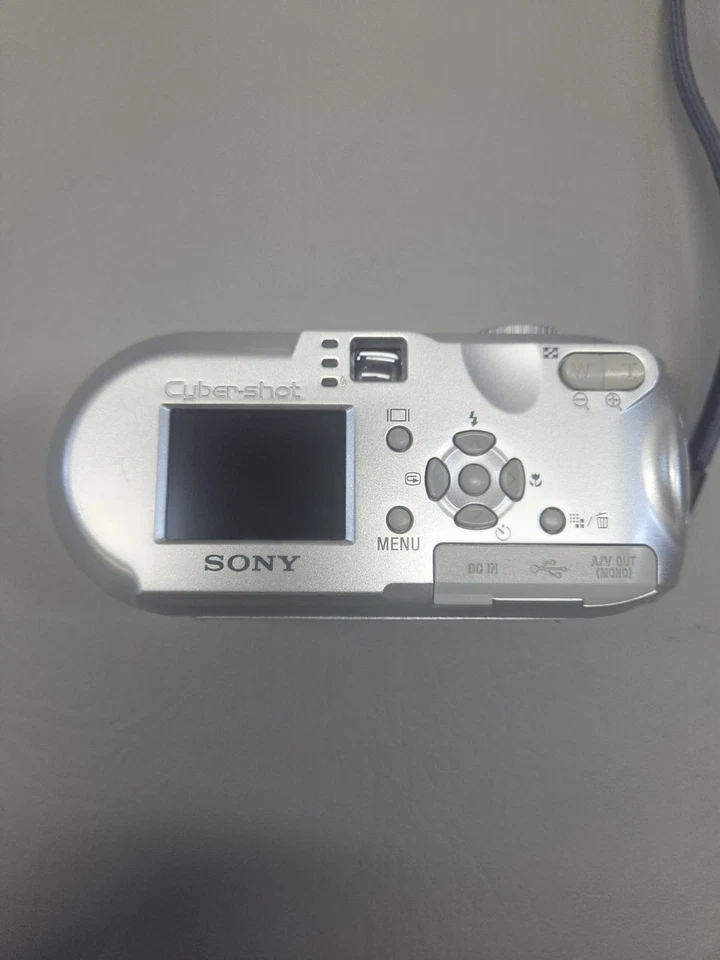 Sony Cybershot Digital Camera Parts Or Repair DSC-P73 4.1MP Silver + Memory Card - Image 3 of 4