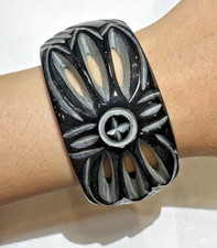 Vintage Bachelite? Plastica Nero Intagliato Foglia Fiore Largo Bracciale Rigido