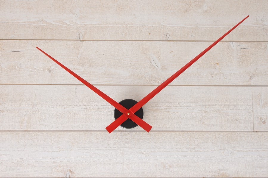 Horloge minimaliste 90cm rouge avec grandes aiguilles géantes en métal pour loft