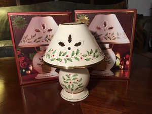 Holly /& Berries Tea Light Lamp