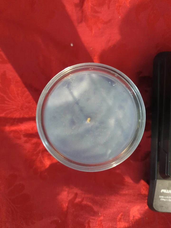 Vela de aromas atractivos - Minueto lila - 18 oz. Foto 2 de 2