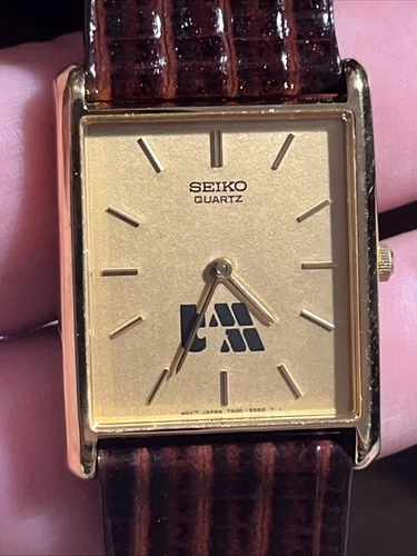 NOS Vintage Seiko Tank Mens Watch 25mm 7N00-5B29 Gold Tone Original Band Qz Runs