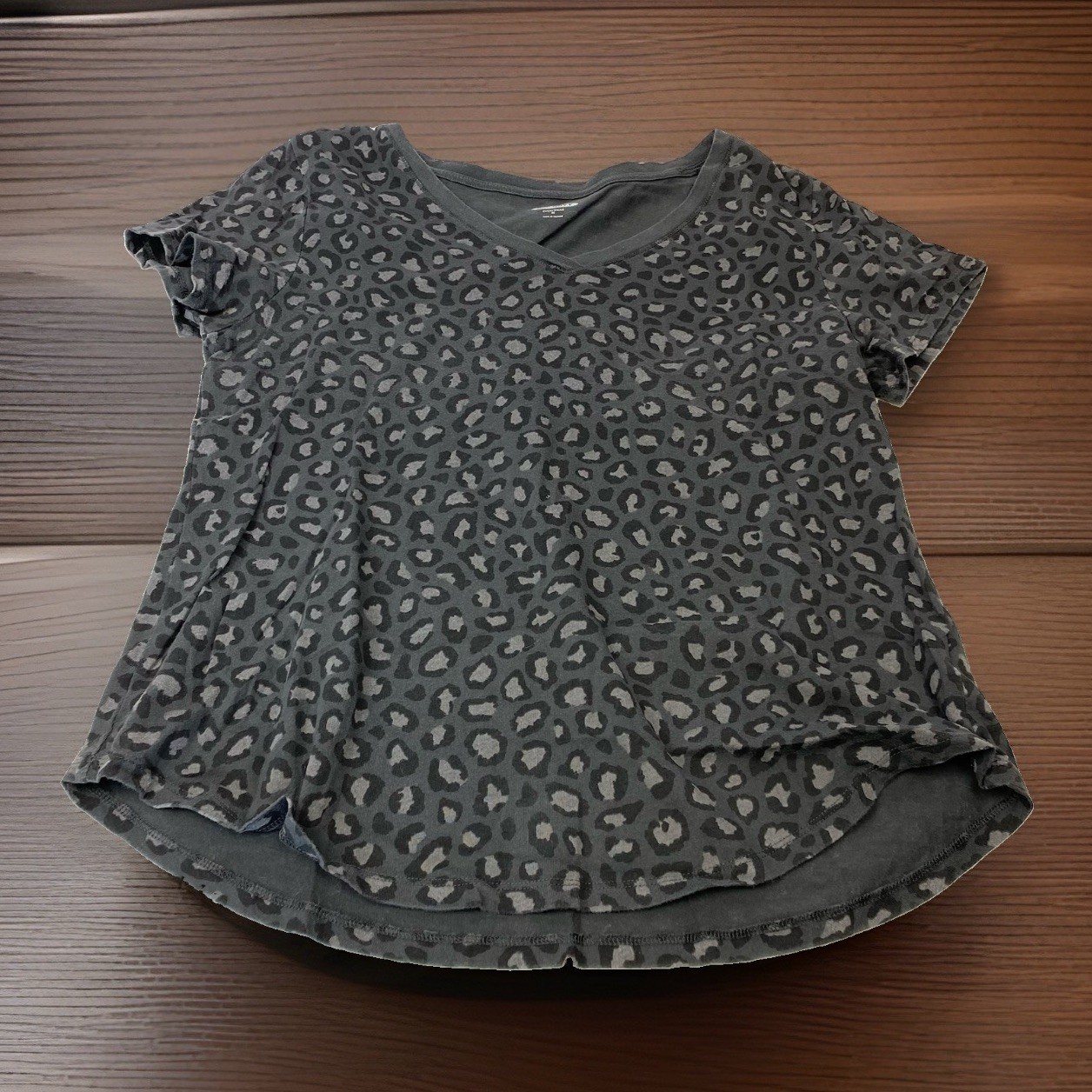 Old Navy Womans M Medium Black Gray Cheetah Print Short Sleeve V Neck T Shirt