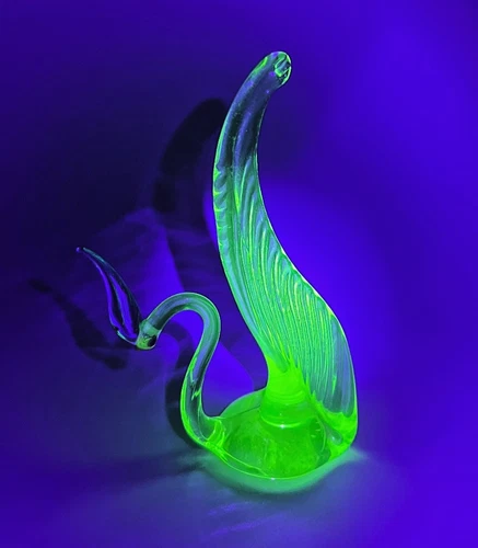 Vintage Murano Uranium Vaseline Sommerso Blown Glass Swan Bird Figurine