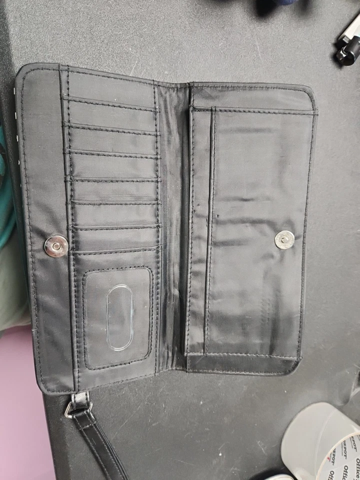 Cartera Hello Kitty × Loungefly Classic Face plegable negra roja lunares Foto 3 de 4