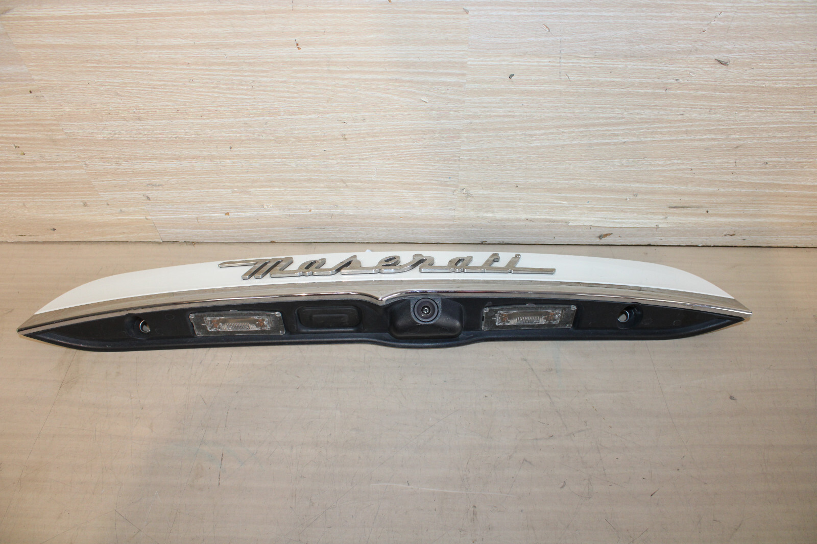14-22 20 MASERATI GHIBLI DECKLID TRUNK LID MOLDING + CAMERA WHITE EXCELLENT OEM