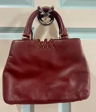 Borsa a tracolla piccola Michael Kors pelle bordeaux accenti oro dettaglio MK