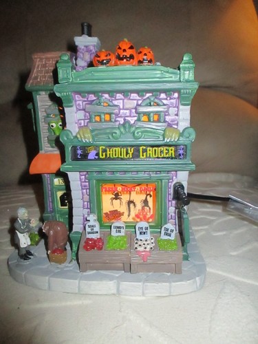 Lemax 95458 – Ghouly Grocer – Edificio Illuminato Per Villaggio Spooky Town – Porcellana – Con Alimentatore 4.5V