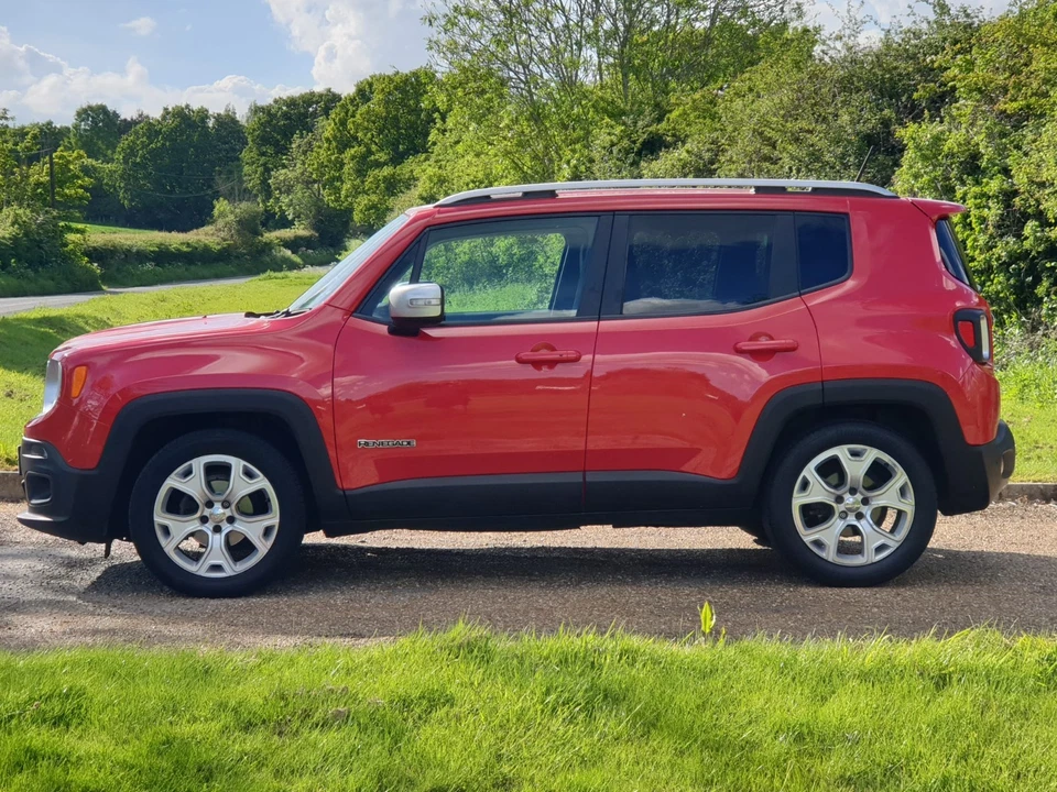 Jeep Renegade limited 1.4 petrol Lady owned private sale Exceptional throughout. - Image 3 of 4