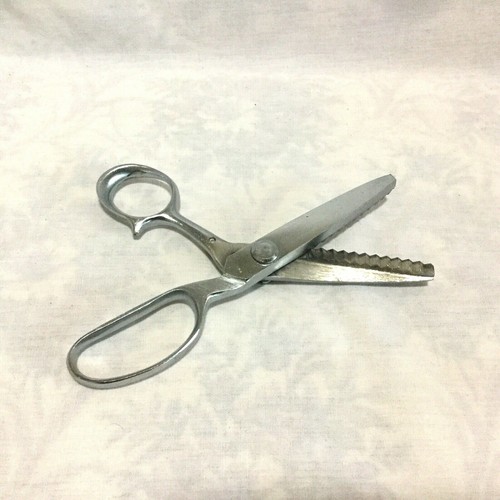 VINTAGE TRADE MARK FRIEND 7” PINKING SHEARS WITH BOX - MADE IN JAPAN - Picture 3 of 8