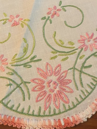 Vintage Round Doily Pink Crochet Trim Linen Embroidery Floral Handmade - Picture 3 of 10