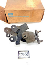 Nos 1964 - 1967 Chevelle El Camino Chevy Ii Nova 4-sp Shifter Bracket Gm 3841472