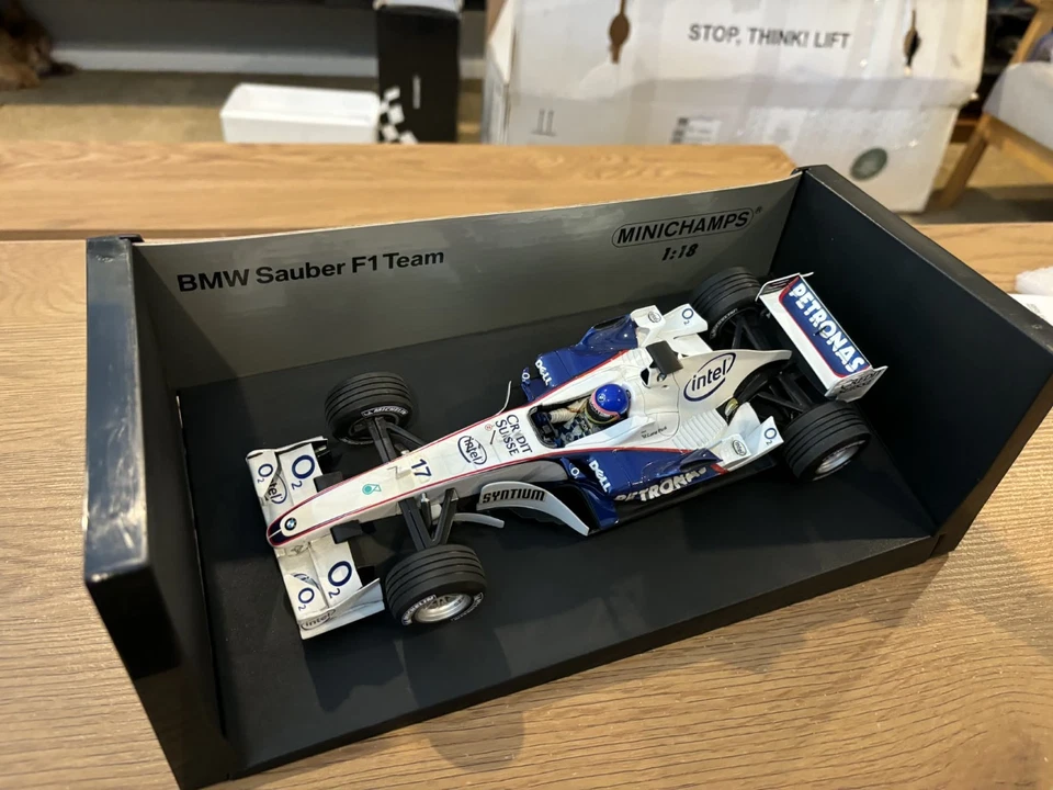 MINICHAMPS / F1 - 2006 BMW SAUBER F1.06 - J VILLENEUVE - 1/18 SCALE MODEL CAR - Image 2 of 4